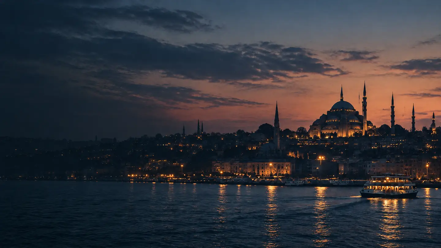Der Bosporus in der Abenddämmerung, vor der Altstadt von Istanbul und den Minaretten einer Moschee.